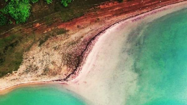 Pasir pantai berwarna unik di dunia, Kourou French Guiana (Foto: Instagram/Izzy Lana) Pasir pantai berwarna unik di dunia, Kourou French Guiana (Foto: Instagram/Izzy Lana)