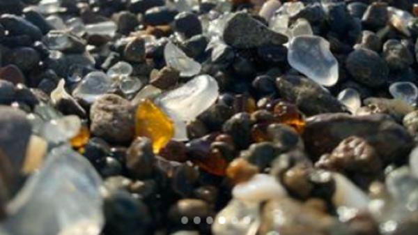 Pasir pantai berwarna unik di dunia, Pantai Glass (Foto: Instagram/Searocks) Pasir pantai berwarna unik di dunia, Pantai Glass (Foto: Instagram/Searocks)