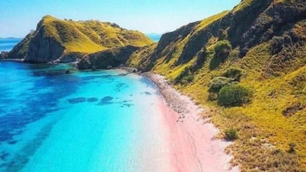 Pasir pantai berwarna unik di dunia, Pantai Tangsi (Foto: Instagram/Paramatours) Pasir pantai berwarna unik di dunia, Pantai Tangsi (Foto: Instagram/Paramatours)