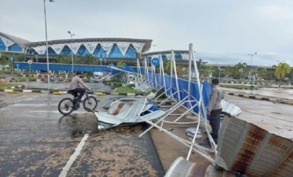 Bandara Supadio Puting Beliung Bandara Supadio diterjang angin puting Beliung. (Foto: Polres Kubu Raya)