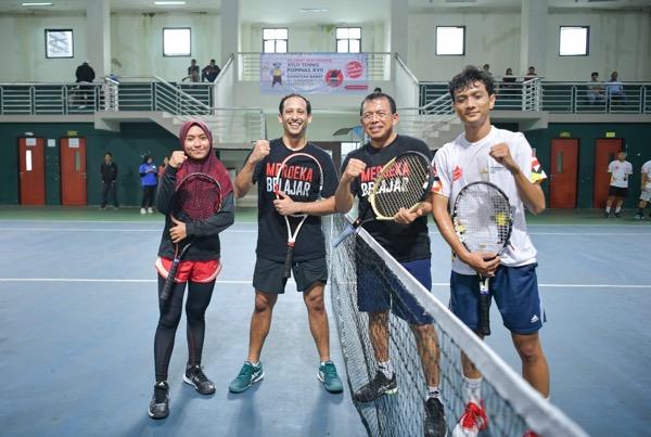 Nadiem Makarim Main Tenis Bareng Atlet Nadiem Makarim Main Tenis Bareng Atlet dan Rektor UNP (Dok. Kemdikbud)