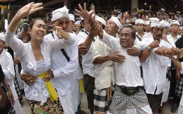 Ritual Kesurupan Massal Di Bali 2 Masyarakat Bali yang mengikuti ritual Ngerebong mengalami kesurupan. (Foto: ANTARA)