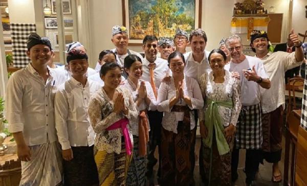 PM Kanada Justin Trudeau dan PM Inggris Rishi Sunak berfoto bersama kru Art Cafe Bumbu Bali. (Foto: Instagram)