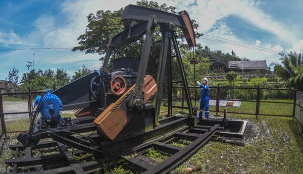 Perwira Pertamina memeriksa sumur PAM-0835 di Tarakan, Kalimantan Utara.