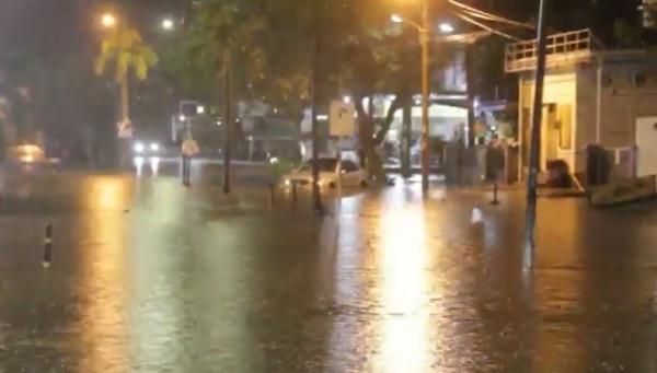Kota Medan dikepung banjir, Jumat (18/11/2022) malam usai diguyur hujan deras. (Foto: Ahmad Ridwan Nasution)