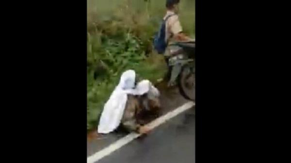 nenek ditendang pelajar Tangkapan layar nenek pejalan kaki terjungkal ditendang pelajar berseragan pramuka di Tapanuli Selatan. (Foto : iNews/Abdul Rahman)