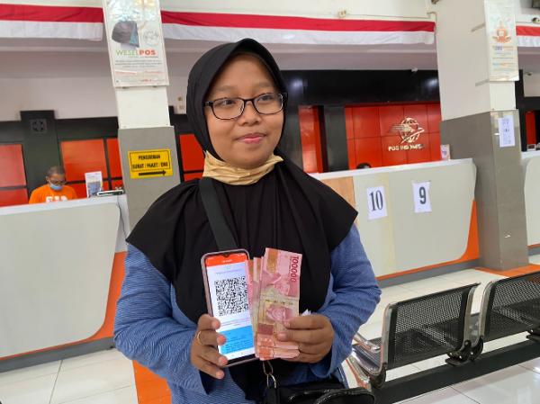 penerima bantuan subsidi upah (BSU) Salah satu penerima bantuan subsidi upah (BSU). (Foto: dok PT Pos)