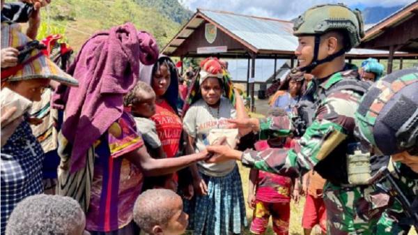Prajurit Kostrad dari Satgas Yonif Raider 321/GT/13/1 menggelar perjamuan kasih dengan membagikan makanan kepada masyarakan Distrik Mbua, Kabupaten Nduga, Papua. (Foto : Ist)