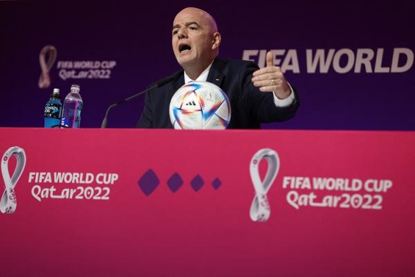 Presiden FIFA, Gianni Infantino Presiden FIFA, Gianni Infantino saat menggelar konferensi pers luar biasa di Doha menjelang Piala Dunia 2022 Qatar, Sabtu (19/11/2022). (Foto: REUTERS)