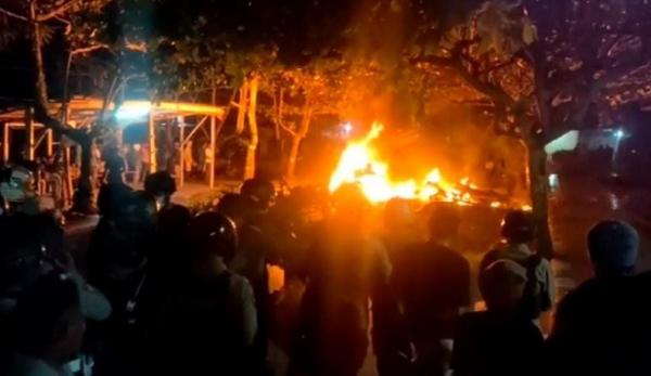 Kota Sorong sempat mencekam, Jumat (19/11/2022) malam. Sekelompok massa mengamuk dan memblokade jalan. (Foto: Chanry Andrew Suripatty)