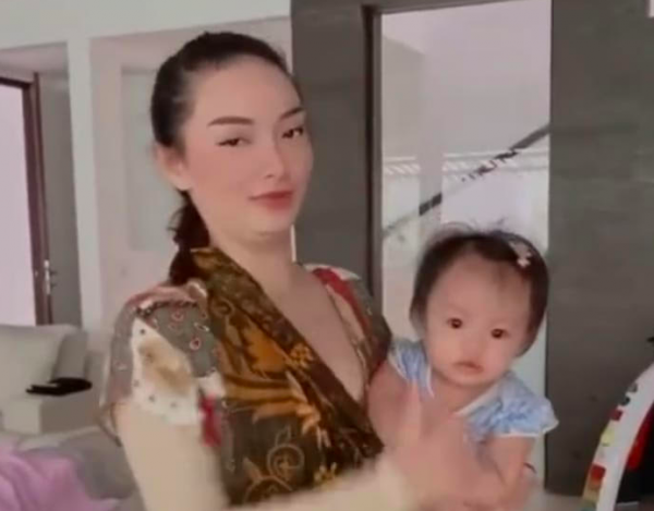 Screen Shot 2022 11 20 At 06 58 48 Artis cantik pakai daster. (Foto: TikTok)
