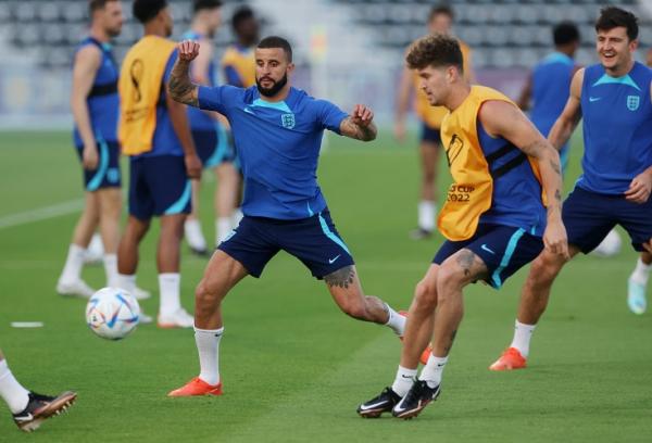 Tiga bek Timnas Inggris Kyle Walker, John Stones dan Harry Maguire berlatih sebelum melakoni laga perdana Piala Dunia 2022. (Foto: REUTERS)