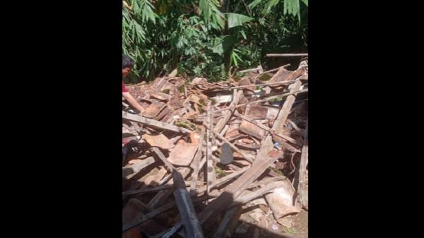 Gempa bumi berkekuatan magnitudo 5,6 yang mengguncang Cianjur, Jawa Barat menyebabkan kepanikan warga dan kerusakan bangunan, Senin (21/11/2022). (Foto: Darmawan Hadi).