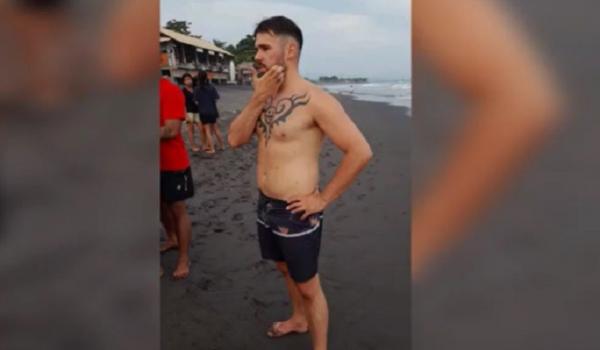 Bule Jerman Wisatawan Jerman melakukan aksi penyelamatan remaja hampir tenggelam di Pantai Saba. (Foto: iNews/Ketut Catur)