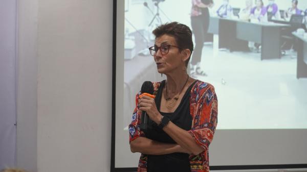 Elske van de Fliert BRGM PEATLI Associate Professor of the Centre for Communication and Social Change the University of Queensland Elske van de Fliert memberikan kata sambutan. (Foto: dok BRGM)