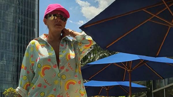 Kiki Fatmala berjemur di dekat kolam renang