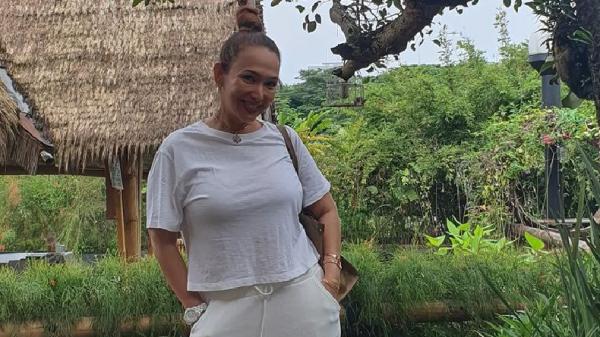 Kiki Fatmala menikmati suasana tempat yang asri Artis Lawas Sembuh dari Kanker. (foto: instagram)