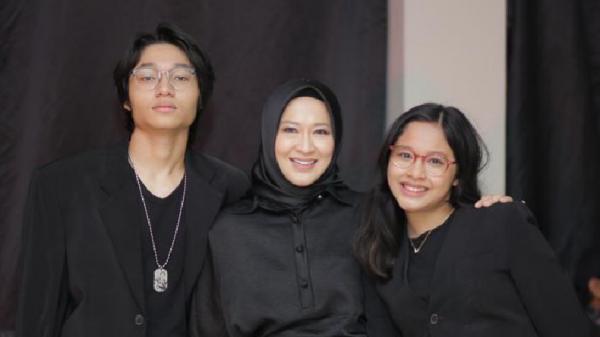 Berpose bersama kakak dan ibunda Berpose bersama kakak dan ibunda (Foto: IG Shakiena Azalea)