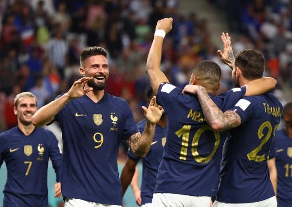 Giroud timnas Prancis Prancis menang telak 4-1 atas Australia di laga pertama penyisihan Grup D Piala Dunia 2022. Olivier Giroud jadi bintang kemenenangan Les Bleus. (foto: REUTERS/Kai Pfaffenbach)