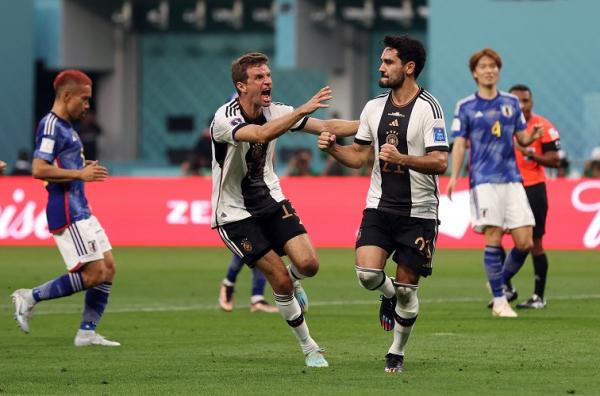 Gelandang Jerman, Ilkay Gundogan (21) merayakan gol ke gawang Jepang bersama rekan setimnya, Thomas Muller pada laga perdana Grup E Piala Dunia 2022 di Stadion International Khalifa, Rabu (23/11/2022). (Foto: REUTERS)