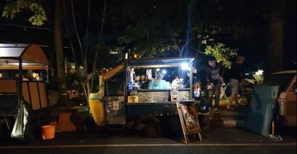 Jualan kopi di Bajaj 2 Pasangan suami istri, Ipan dan Dita yang memiliki usaha kedai kopi di sebuah bajaj dengan nama Bajaj Kopi Street di Bandung. (Foto: YouTube Kepo BIsnis)