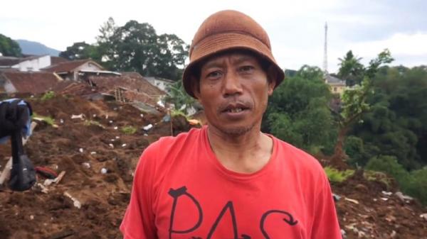 Agus Supardi, ayah yang tegar, mencari sendiri anak dan istri yang tertimbun longsor di Kampung Cugenang, Desa Cijedil, Kecamatan Cugenang, Cianjur. (FOTO: iNews/ERICK FAHRIZAL)