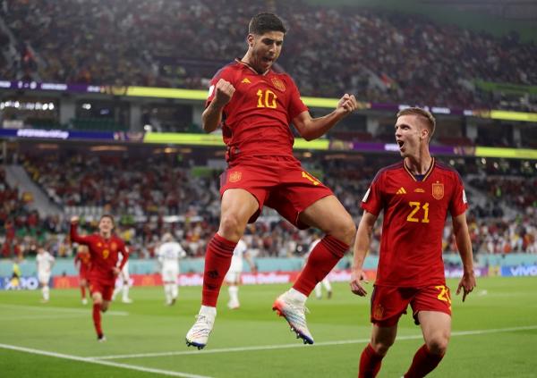 Striker Timnas Spanyol, Marco Asensio merayakan gol ke gawang Kosta Rika bersama Dani Olmo pada laga Grup E Piala Dunia 2022 di Stadion Al Thumama, Doha, Rabu (23/11/2022). (Foto: REUTERS)