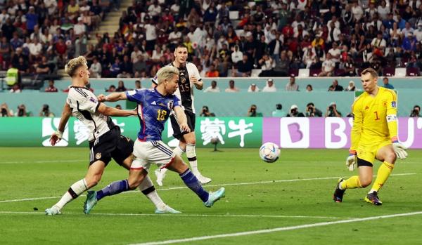 Takuma Asano Jepang Jerman Piala Dunia 2022 Penyerang Jepang, Takuma Asano melepaskan tembakan ke gawang Jerman yang dikawal Manuel Neuer pada laga Piala Dunia 2022 di Stadion Internaitonal Khalifa, Rabu (23/11/2022). (Foto: REUTERS)