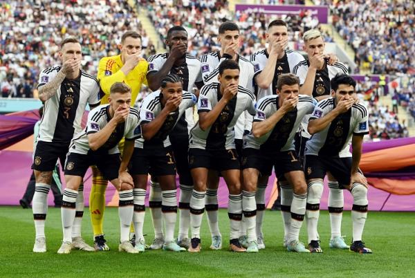 Timnas Jerman Piala Dunia 2022 Pemain Timnas Jerman melakukan sesi foto tak biasa sebelum melakoni laga melawan Jepang pada ajang Piala Dunia 2022 di Stadion Khalifa International, Rabu (23/11/2022). (Foto: REUTERS)