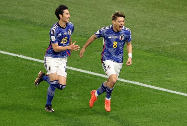 Winger Jepang, Ritsu Doan berselebrasi bersama Daichi Kamada usai membobol gawang Jerman pada laga Grup E Piala Dunia 2022 di Stadion International Khalifa, Rabu (23/11/2022). (Foto: REUTERS)