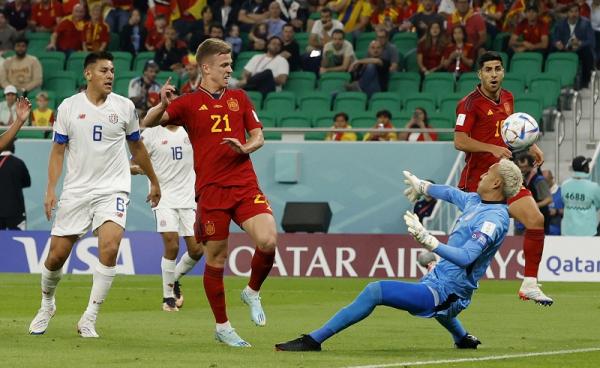 Winger Spanyol, Dani Olmo menaklukkan kiper Kosta Rika, Keylor Navas pada laga Grup E Piala Dunia 2022 di Stadion Al Thumama, Doha, Rabu (23/11/2022). (Foto: REUTERS)