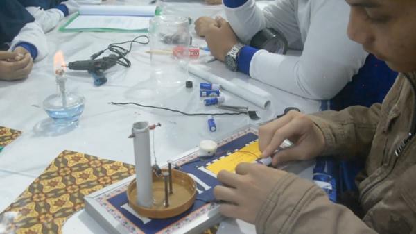 Alat deteksi gempa sederhana Santri di Kota Padang Panjang, Sumbar, membuat alat pendeteksi gempa sederhana (Agung Sulistyo/MNC Portal)