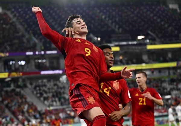 Gavi menunjukkan sihirnya saat timnya menang besar 7-0 atas Kosta Rika di babak penyisihan Grup C Piala Dunia 2022. Dia pun diganjar sebagai pemain terbaik. (foto: REUTERS).