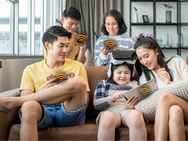 Ilustrasi penggunaan internet dalam keluarga. (Foto: dok Biznet)