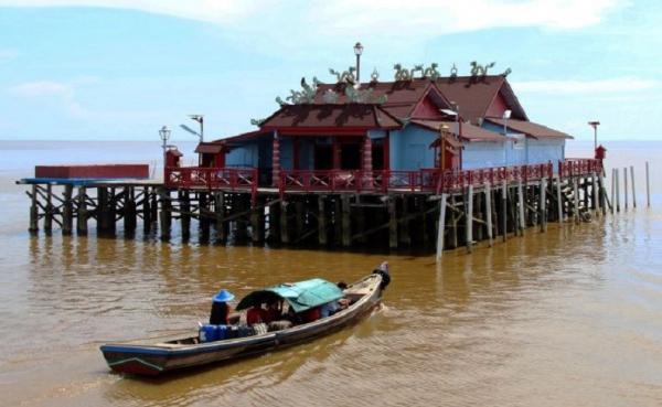 Kelenteng Tengah Laut Kubu Raya Kelenteng Xiao Yi Shen Tang di tengah laut. (Foto: ANTARA/Jessica Wuysang)