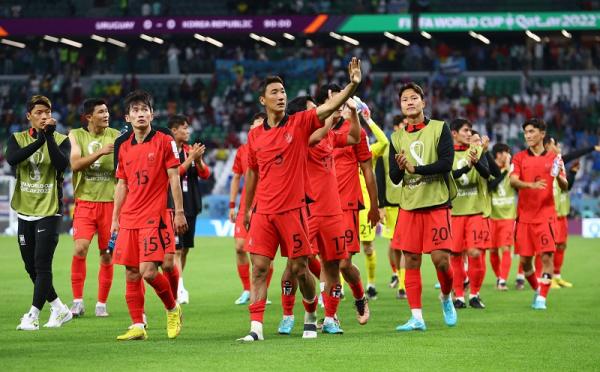 Korea Selatan Imbang Korea Selatan gagal mengikuti jejak dua wakil Asia Arab Saudi dan Jepang karena hanya main imbang di laga perdana grup H Piala Dunia 2022. (foto: REUTERS).
