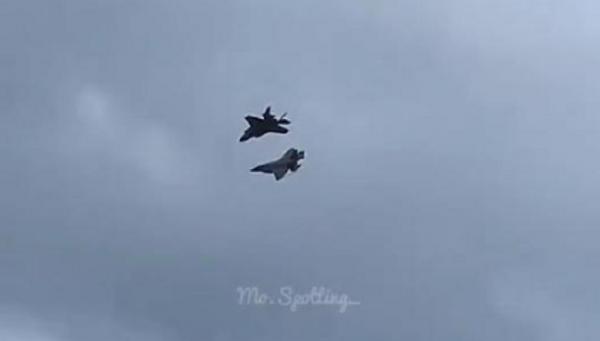 Pesawat siluman F-35 melakukan manuver di udara. (Instagram @mo.spotting)