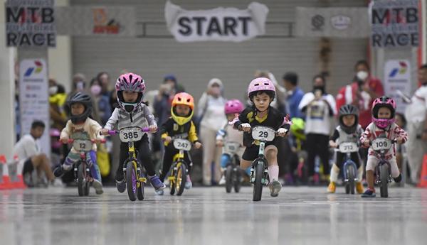 Ant Lomba Sepeda 3 Anak-anak naik sepeda di ajang JMTB PushBike Race 2022. (foto: antara)