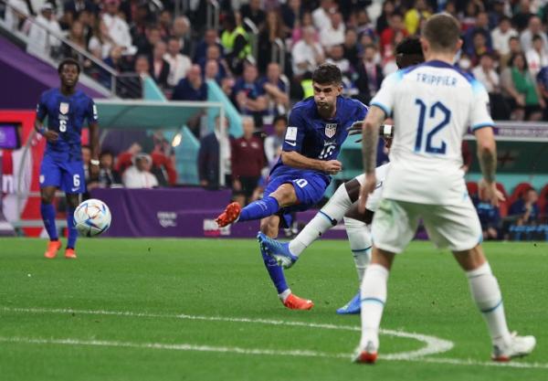 Christian Pulisic Piala Dunia 2022 Gelandang serang Amerika Serikat, Christian Pulisic melepaskan tembakan ke gawang Inggris pada laga Grup B Piala Dunia 2022 di Stadion Al Bayt, Sabtu (26/11/2022). (Foto: REUTERS)
