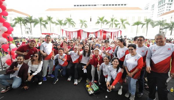 OJK Fun Walk Foto Bersama Foto bersama jajaran ADK, insan OJK, dan Ello. (Foto: dok OJK)