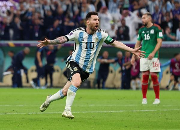 Lionel Messi Kapten Timnas Argentina, Lionel Messi bersuka cita usai membobol gawang Meksiko pada laga Grup C Piala Dunia 2022 di Stadion Lusail, Minggu (27/11/2022). (Foto: REUTERS)