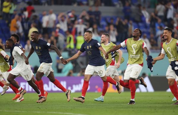 Pemain Timnas Prancis Piala Dunia 2022 Pemain Timnas Prancis merayakan kemenangan 2-1 atas Denmark pada laga Grup D Piala Dunia 2022, Sabtu (26/11/2022). Kylian Mbappe cs sukses menjadi tim pertama yang ke babak 16 besar. (Foto: REUTERS)
