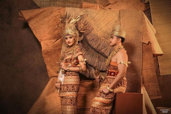 Baju Adat Lampung Prewedding Kaesang-Erina (Foto: Dok Riomotret) Baju Adat Lampung Prewedding Kaesang-Erina (Foto: Dok Riomotret)