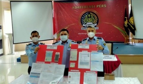Paspor Palsu Imigrasi Soetta menunjukkan barang bukti paspor palsu (Foto: Ist)