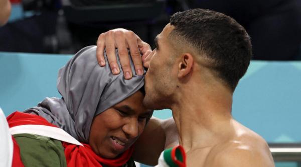 Achraf Hakimi Momen so sweet terjadi usai Maroko hajar Belgia 2-0 pada matchday kedua Grup F di Piala Dunia 2022, Minggu (27/11/2022) malam WIB. (Foto: Khaleejtimes)