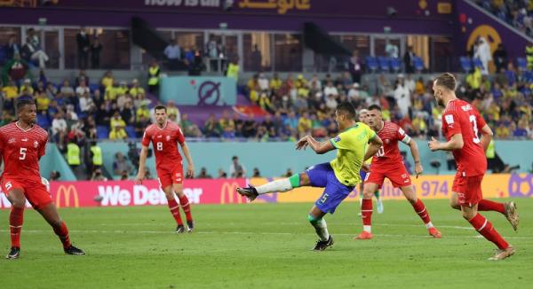 Casemiro brasil Timnas Brasil menang 1-0 atas Swiss di laga kedua Grup G Piala Dunia 2022. Hasil ini membuat Brasil lolos ke 16 besar Piala Dunia 2022. (foto: REUTERS).