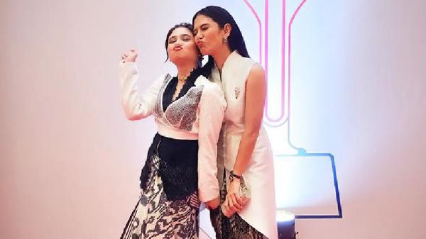 Dian Sastrowardoyo berpose lucu dengan Tissa Biani Dian Sastrowardoyo berpose lucu dengan Tissa Biani (Foto: IG Dian Sastrowardoyo)