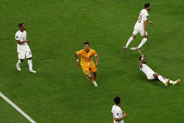 Gakpo Timnas Belanda unggul 1-0 Qatar pada paruh pertama laga pamungkas penyisihan Grup A Piala Dunia 2022. Striker andalan Belanda Cody Gakpo bikin satu gol. (foto: REUTERS).