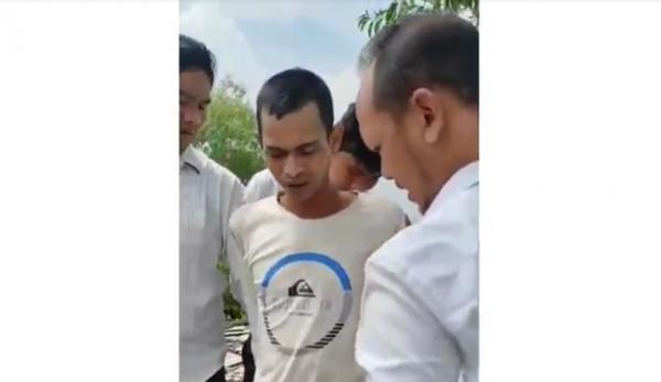 pemerkosaan Tersangka pemerkosaan, MB (tengah) ditangkap polisi. (Foto: iNews.id/Taufik Syahrawi).
