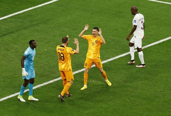 Belanda menang 2-0 atas tuan rumah Qatar pada laga pamungkas penyisihan Grup A Piala Dunia 2022. Hasil ini membuat Belanda lolos 16 besar sebagai juara grup A (foto: REUTERS).